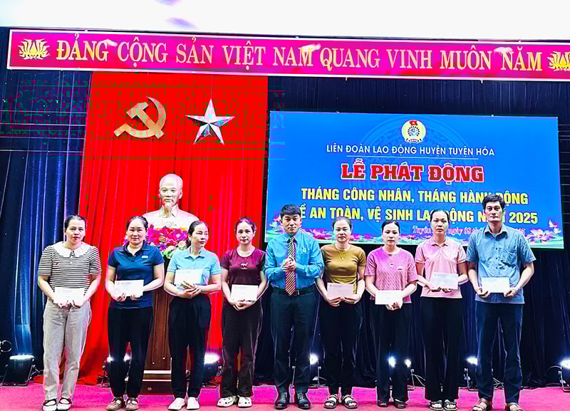 សហព័ន្ធការងារស្រុក Tuyen Hoa ផ្តល់អំណោយដល់សមាជិកសហជីព និងកម្មករក្នុងស្ថានភាពលំបាក។