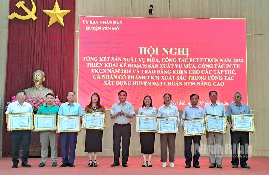 Lãnh đạo huyện Yên Mô trao Bằng khen của Chủ tịch UBND tỉnh cho các tập thể có thành tích xuất sắc trong công tác xây dựng huyện Yên Mô đạt chuẩn huyện nông thôn mới nâng cao.