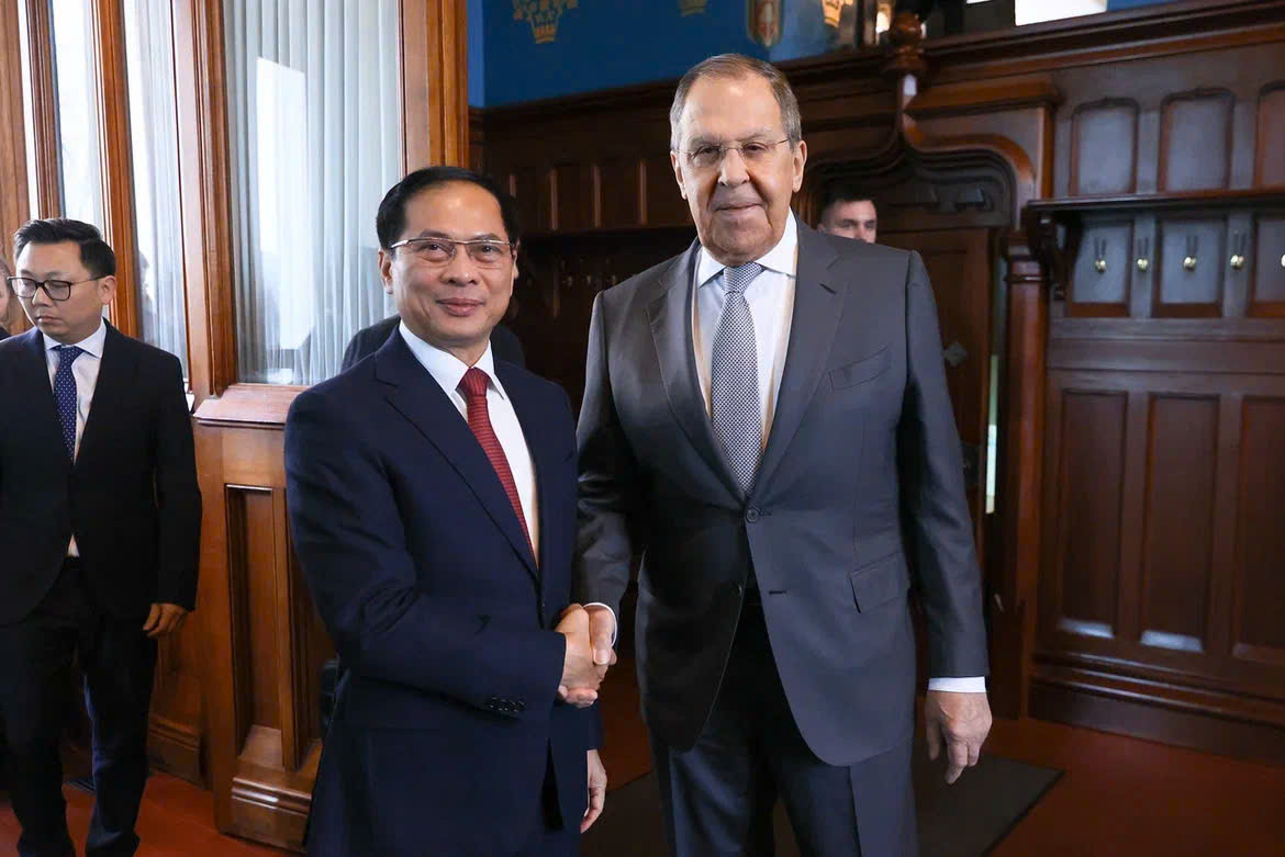Bộ trưởng Ngoại giao Nga Sergey Lavrov và Phó Thủ tướng, Bộ trưởng Ngoại giao Bùi Thanh Sơn.jpg