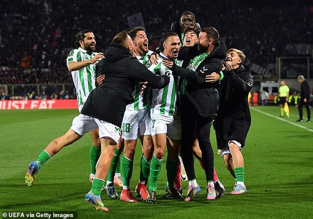 Antony's free kick scored against De Gea, sending his team into the final against Chelsea - 2