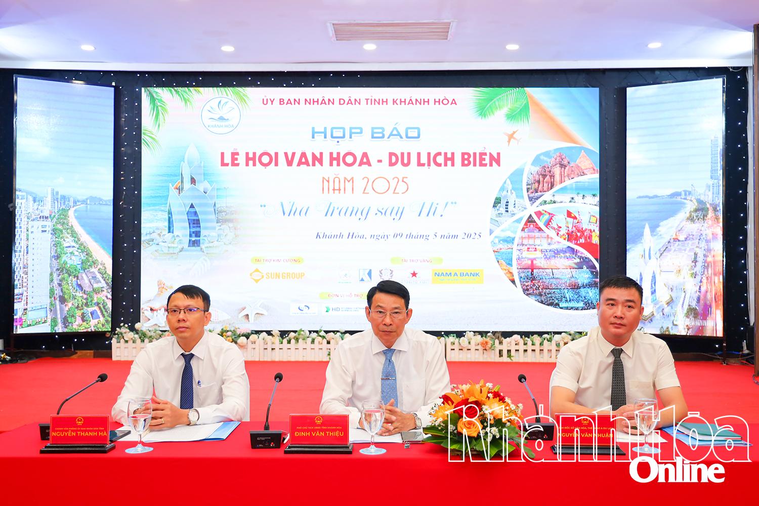 Lãnh đạo tỉnh Khánh Hòa chủ trì buổi họp báo.
