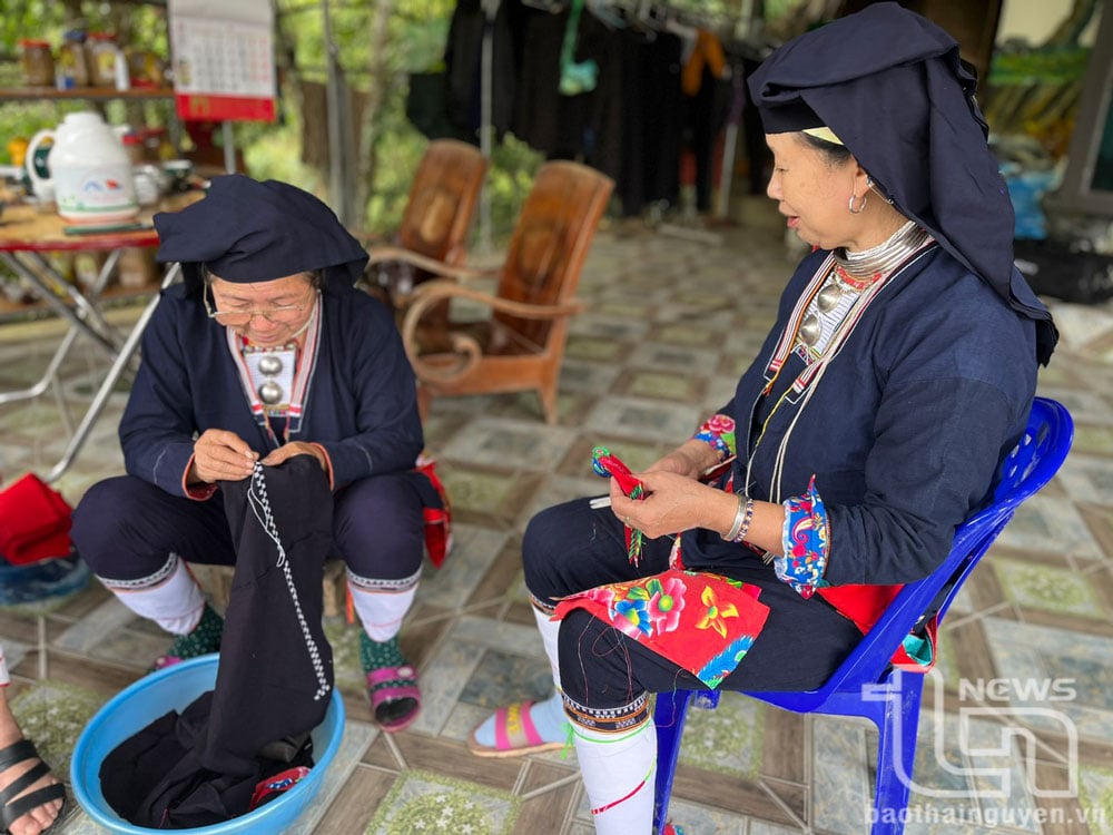Phụ nữ Dao quần chẹt ở xã Phú Xuyên cùng nhau thêu thùa.