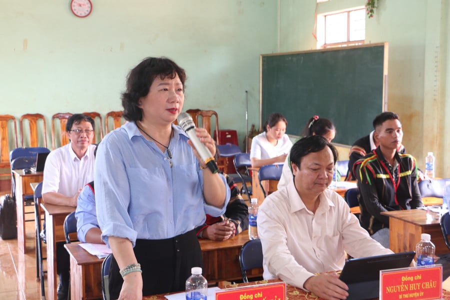 uy-vien-ban-thuong-vu-tinh-uy-truong-ban-tuyen-giao-va-dan-van-tinh-uy-pham-thi-to-hai-phat-bieu-tai-buoi-sinh-hoat-chi-bo-thon-luh-rung-anh-quang-tan.jpg