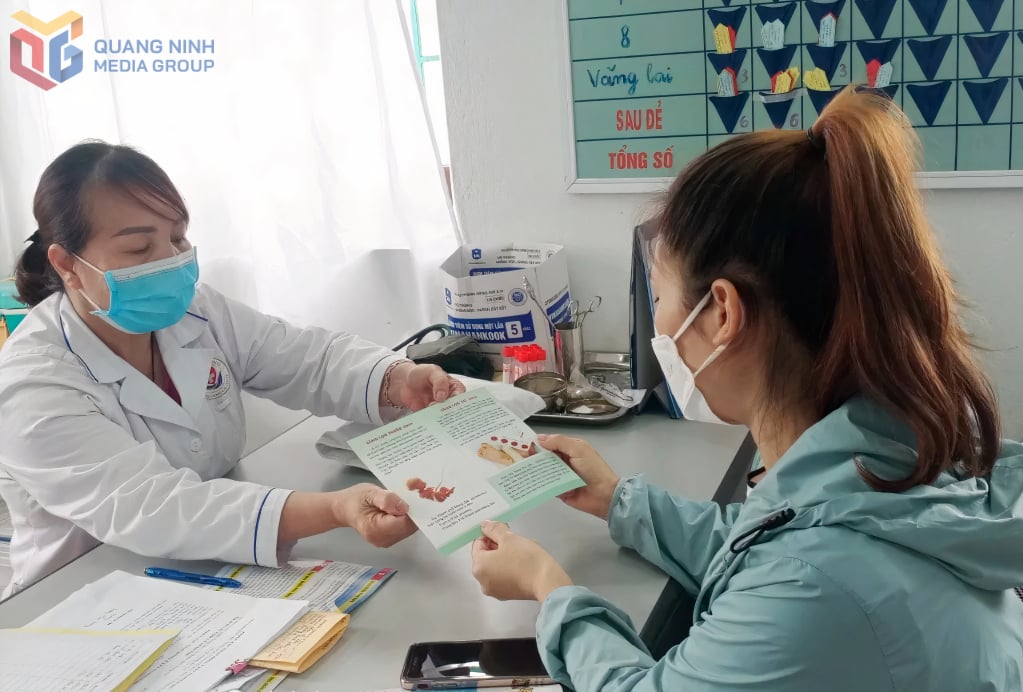 Cán bộ y tế Trạm Y tế xã Hải Tiến (TP Móng Cái) truyền thông về sàng lọc trước sinh và sơ sinh cho phụ nữ trên địa bàn.