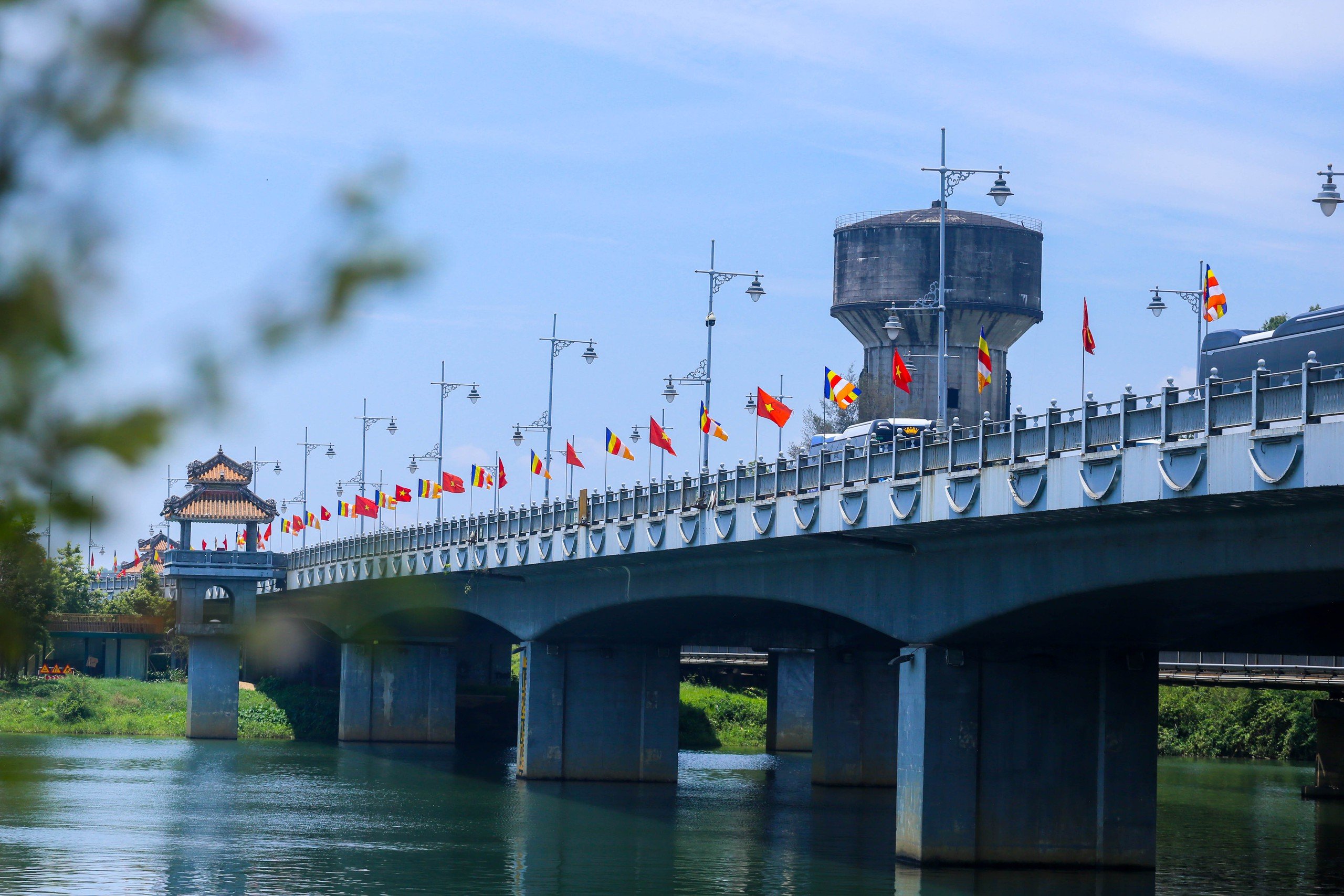 Kỳ công lá cờ khổng lồ bên bờ sông Hương mừng đại lễ Phật đản- Ảnh 9.