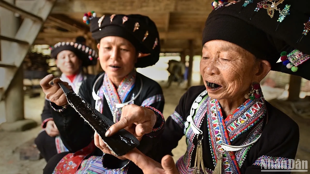 Tục nhuộm răng đen - Điểm nhấn văn hóa du lịch của người Lào ở Lai Châu ảnh 3