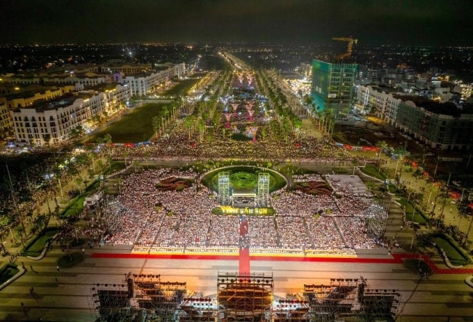 Hàng chục nghìn du khách đổ xô đến Quảng trường biển sầm Sơn trong ngày diễn ra Lễ hội Du lịch biển 26/4. Ảnh: Lê Hoàng