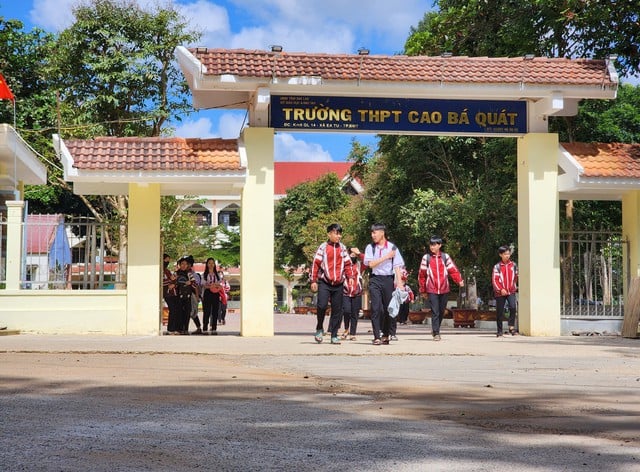 Làm rõ vụ nhiều học sinh lớp 12 tại 1 trường "tự nguyện" xin nghỉ học- Ảnh 1.