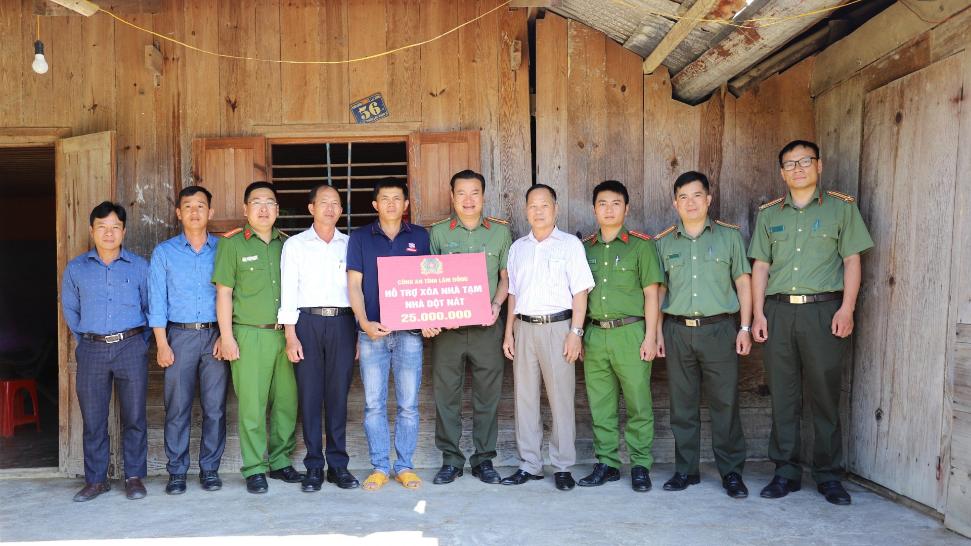 Đoàn công tác Công an tỉnh trao tiền hỗ trợ cho hộ dân tại xã Lạc Xuân, huyện Đơn Dương