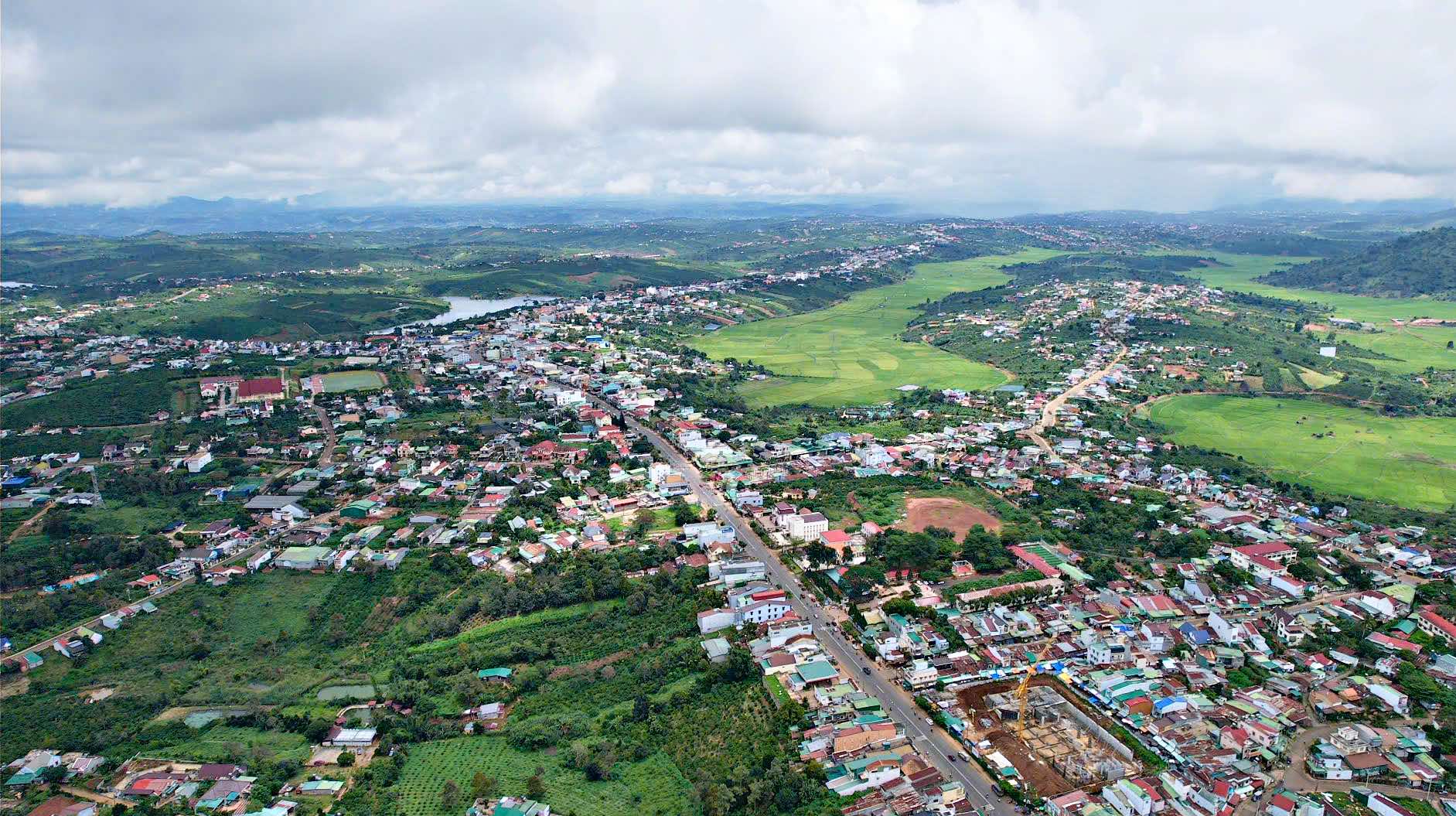 Khu vực trung tâm huyện Di Linh, tỉnh Lâm Đồng có vai trò như ngã 3 của Quốc lộ 28 kết nối tỉnh Lâm Đồng đi Đắk Nông và Bình Thuận