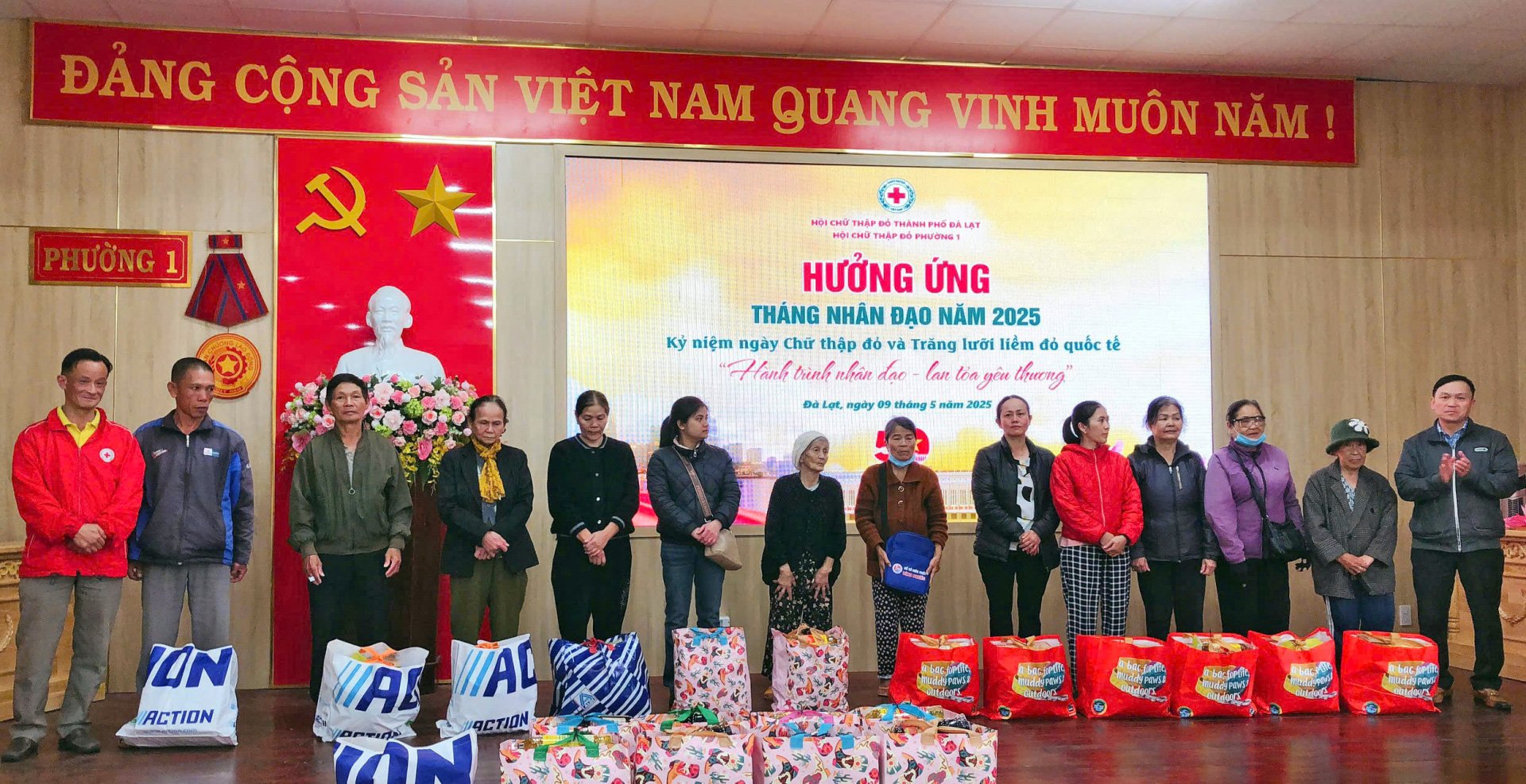 Phường 1 (Đà Lạt) tặng quà cho các gia đình còn khó khăn