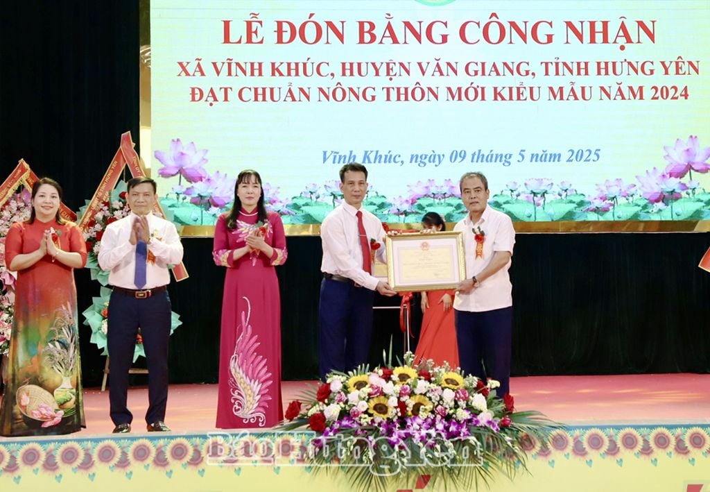     Trao Bằng khen của Chủ tịch UBND tỉnh tặng Nhân dân và cán bộ xã Vĩnh Khúc 