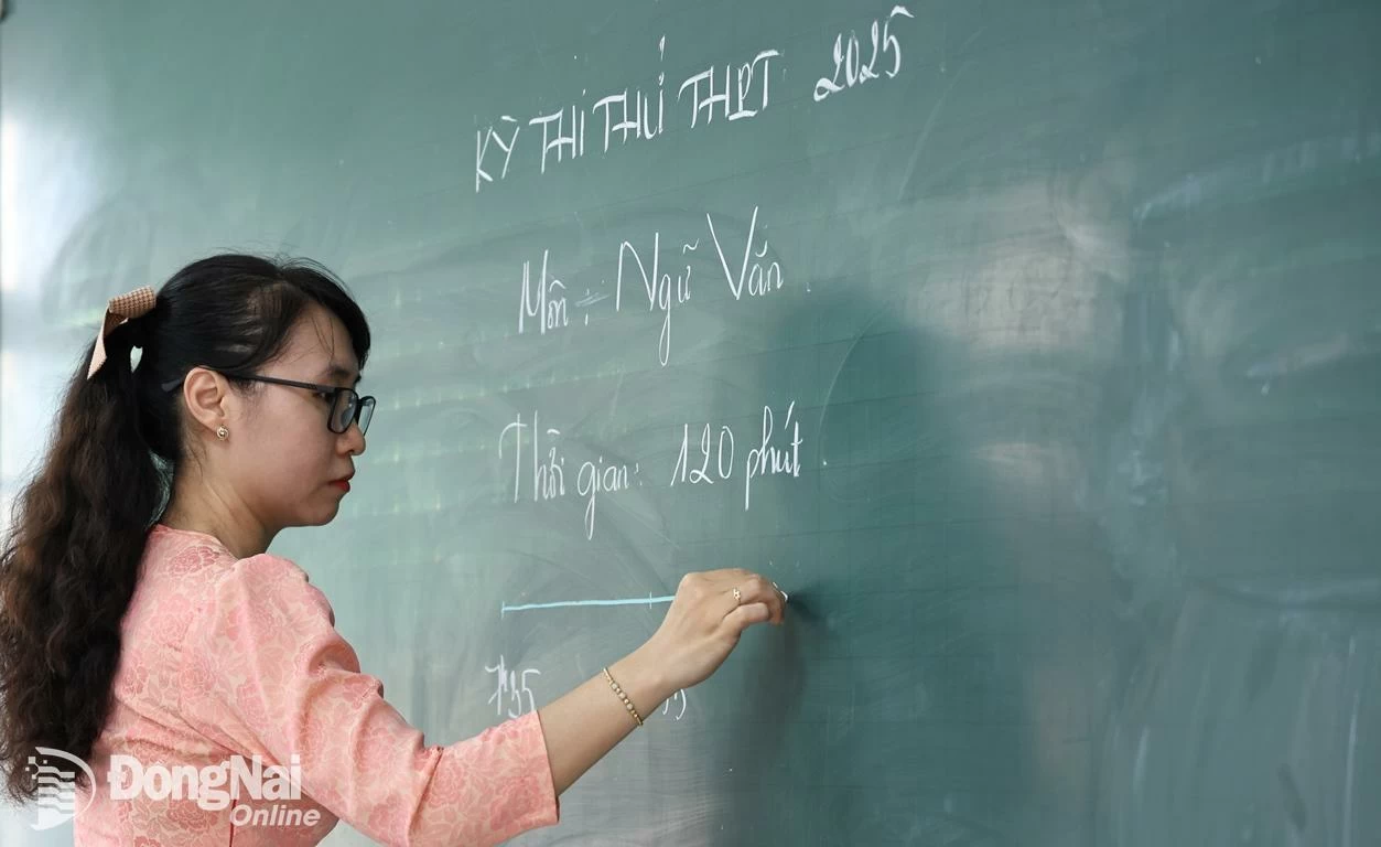 Giám thị 1 ghi thông tin môn thi đầu tiên trong Kỳ thi thử tốt nghiệp THPT năm 2025 tại Trường THPT Ngô Quyền (thành phố Biên Hòa). Ảnh: Công Nghĩa