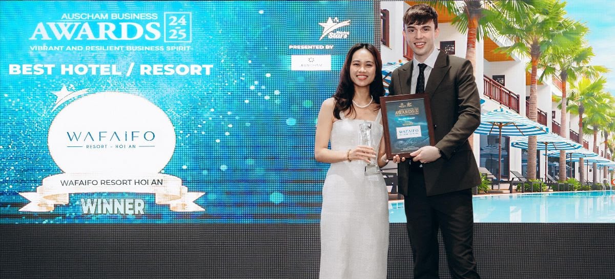 Bà Hằng Bùi, Quản lý Marketing của Wafaifo Resort Hoi An, đại diện nhận giải thưởng trên sân khấu tại Hà Nội.