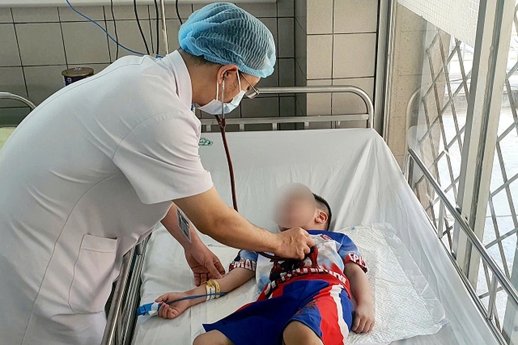 Bé 5 tuổi nghịch dây quần áo, bị dây thắt vào cổ - 2