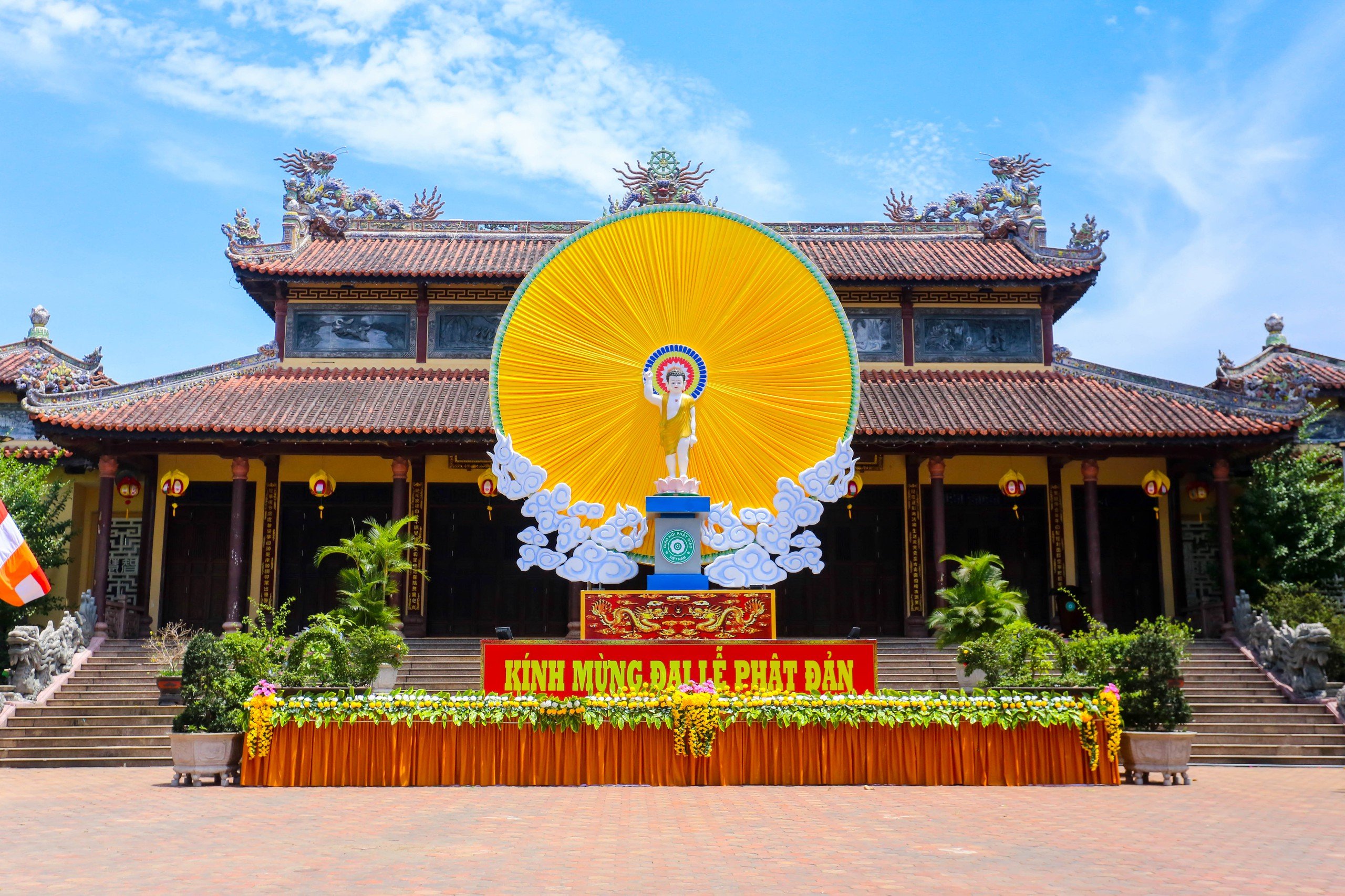 Kỳ công lá cờ khổng lồ bên bờ sông Hương mừng đại lễ Phật đản- Ảnh 11.