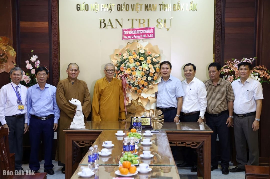 Lãnh đạo tỉnh tặng hoa chúc mừng Ban Trị sự Giáo hội Phật giáo Việt Nam tỉnh Đắk Lắk - Chùa Khải Đoan