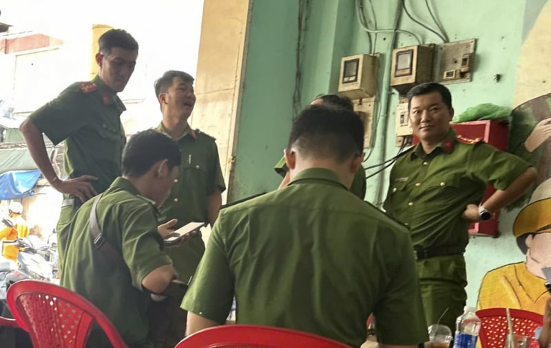 5 người bị ngạt khói trong vụ cháy chung cư cũ lúc rạng sáng  -0