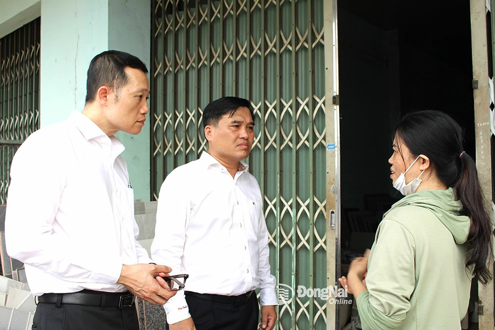 Bí thư Thành ủy Biên Hòa Hồ Văn Nam (giữa), Chủ tịch UBND thành phố Biên Hòa Nguyễn Phong An trao đổi với một hộ dân tại phường Phước Tân, thành phố Biên Hòa. Ảnh: P.Tùng