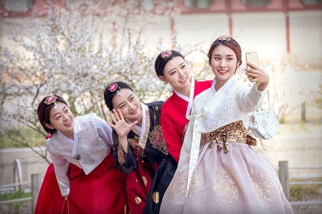 សំលៀកបំពាក់ប្រពៃណី - hanbok.webp