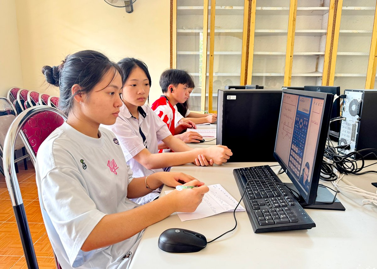 Đọc sách điện tử được trường PTDTNT THPT tỉnh Hà Giang áp dụng giúp các em học sinh tiếp cận được nhiều kiến thức 