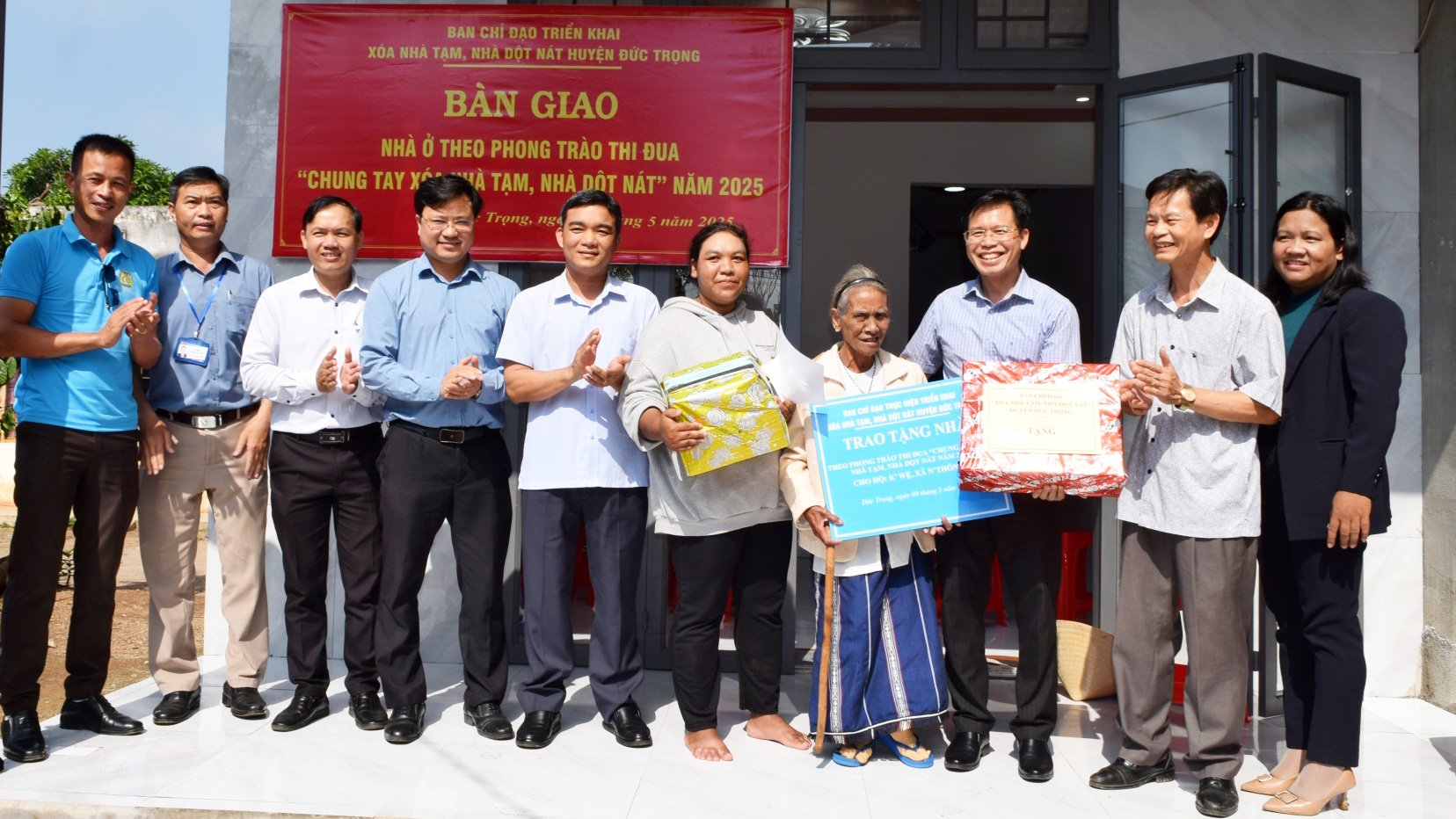 Trao quyết định trao nhà và tặng quà cho gia đình bà KWệ