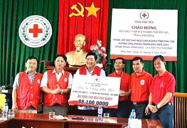 Đoàn công tác Hội Chữ thập đỏ TP Đà Lạt trao cho Hội Chữ thập đỏ tỉnh Phú Yên bảng tượng trưng số tiền 88,1 triệu đồng thực hiện chương trình An toàn cho ngư dân nghèo, khó khăn. Ảnh: CTV
