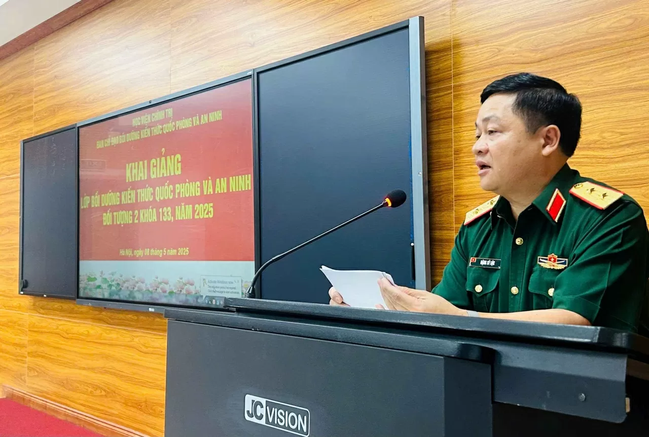 Trung tướng, PGS.TS Đặng Sỹ Lộc, Giám đốc Học viện Chính trị phát biểu khai giảng Lớp Bồi dưỡng kiến thức quốc phòng và an ninh đối tượng 2 khóa 133. (Ảnh: Vinh Hà)
