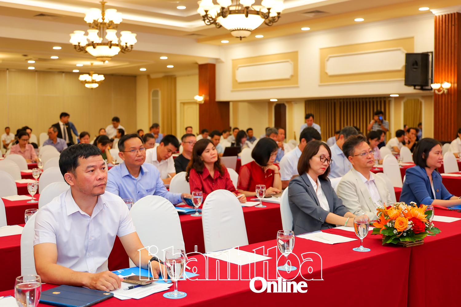Các đại biểu tham dự buổi họp báo.