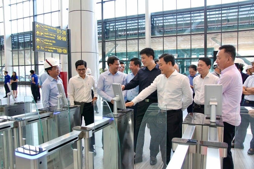 Thứ trưởng Bộ Xây dựng Phạm Minh Hà (áo tối màu) - Phó Chủ tịch Thường trực Hội đồng kiểm tra nhà nước về công tác nghiệm thu công trình xây dựng Nhà ga T3 ngày 16/4.