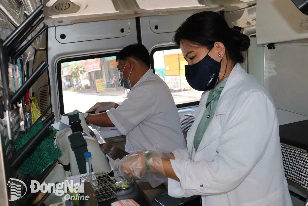 Nhân viên y tế của Trung tâm Kiểm nghiệm tỉnh thực hiện kiểm nghiệm thực phẩm với các chất cấm. Ảnh: Hạnh Dung 