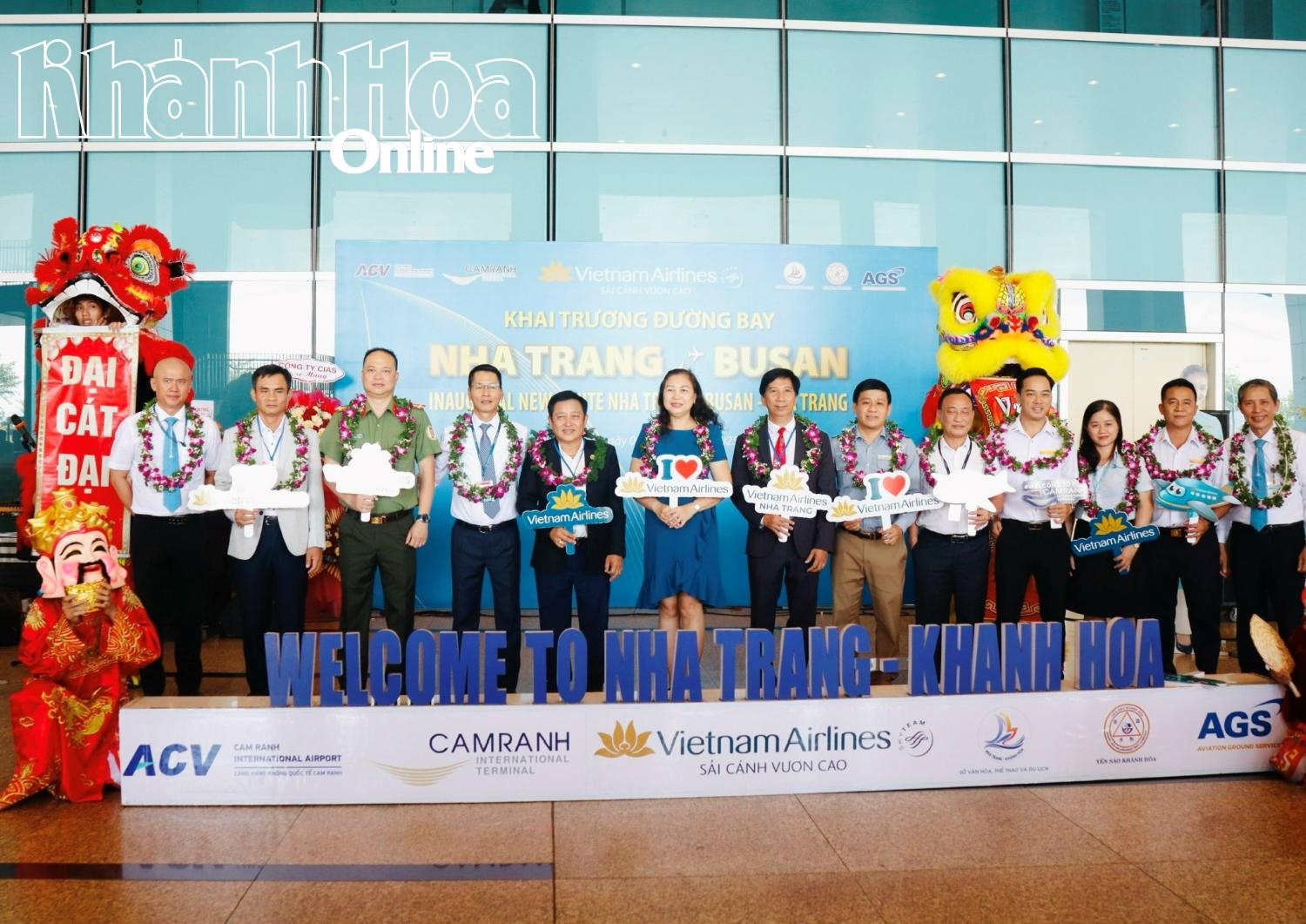 Đại biểu tham gia khai trương đường bay Busan-Cam Ranh của Vietnam Airlines