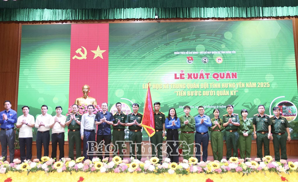 Trao Cờ lệnh xuất quân cho lớp "Học kỳ trong quân đội" tỉnh Hưng Yên năm 2025