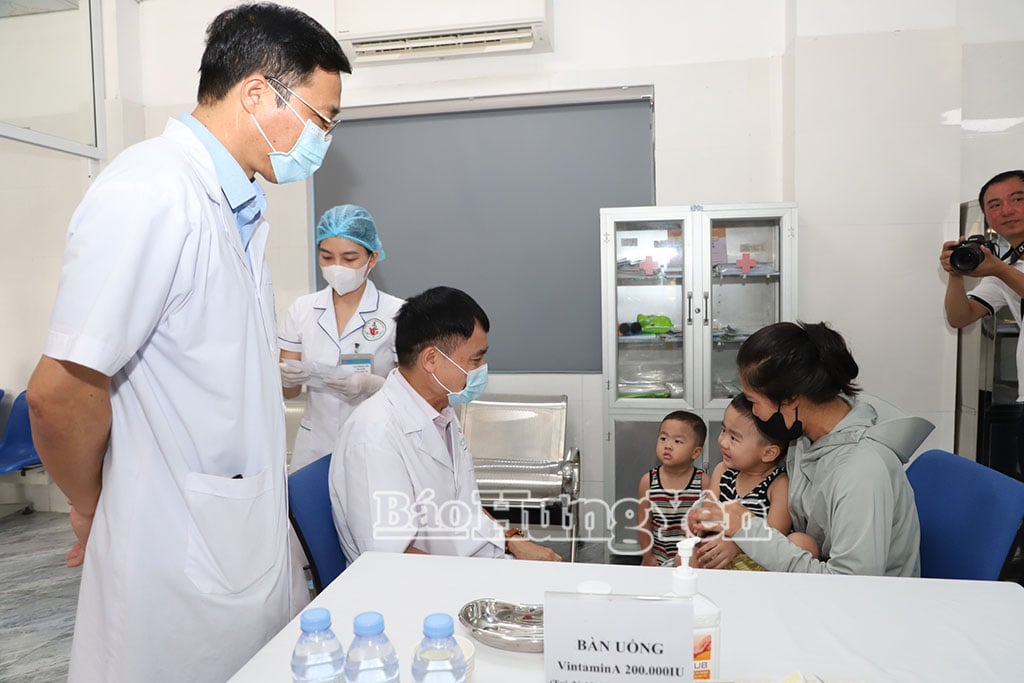 Phó Giáo sư, Tiến sĩ Trần Thanh Dương, Viện trưởng Viện dinh dưỡng Quốc gia cho trẻ uống Vitamin A 