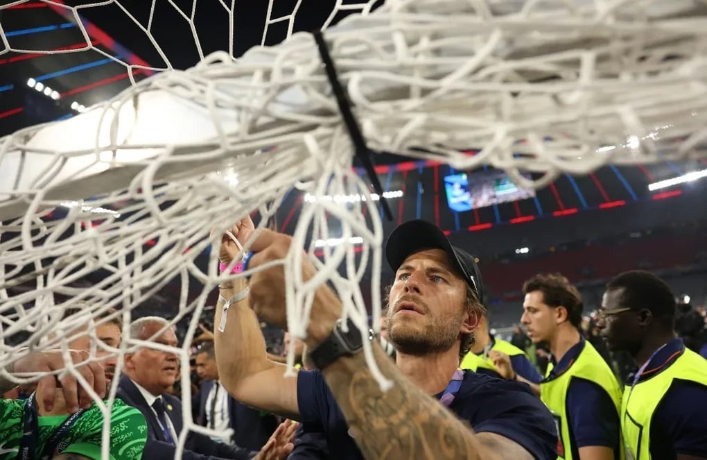 CĐV tràn xuống sân xé lưới, cắt cỏ ăn mừng PSG vô địch Champions League - 3