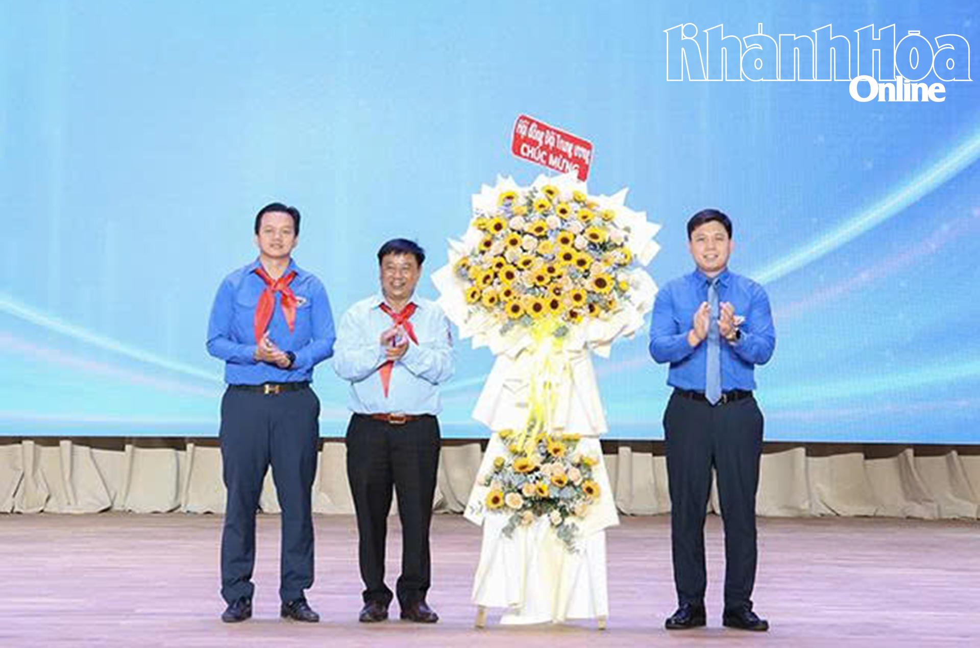 Đại diện Trung ương Đoàn tặng hoa chúc mừng.