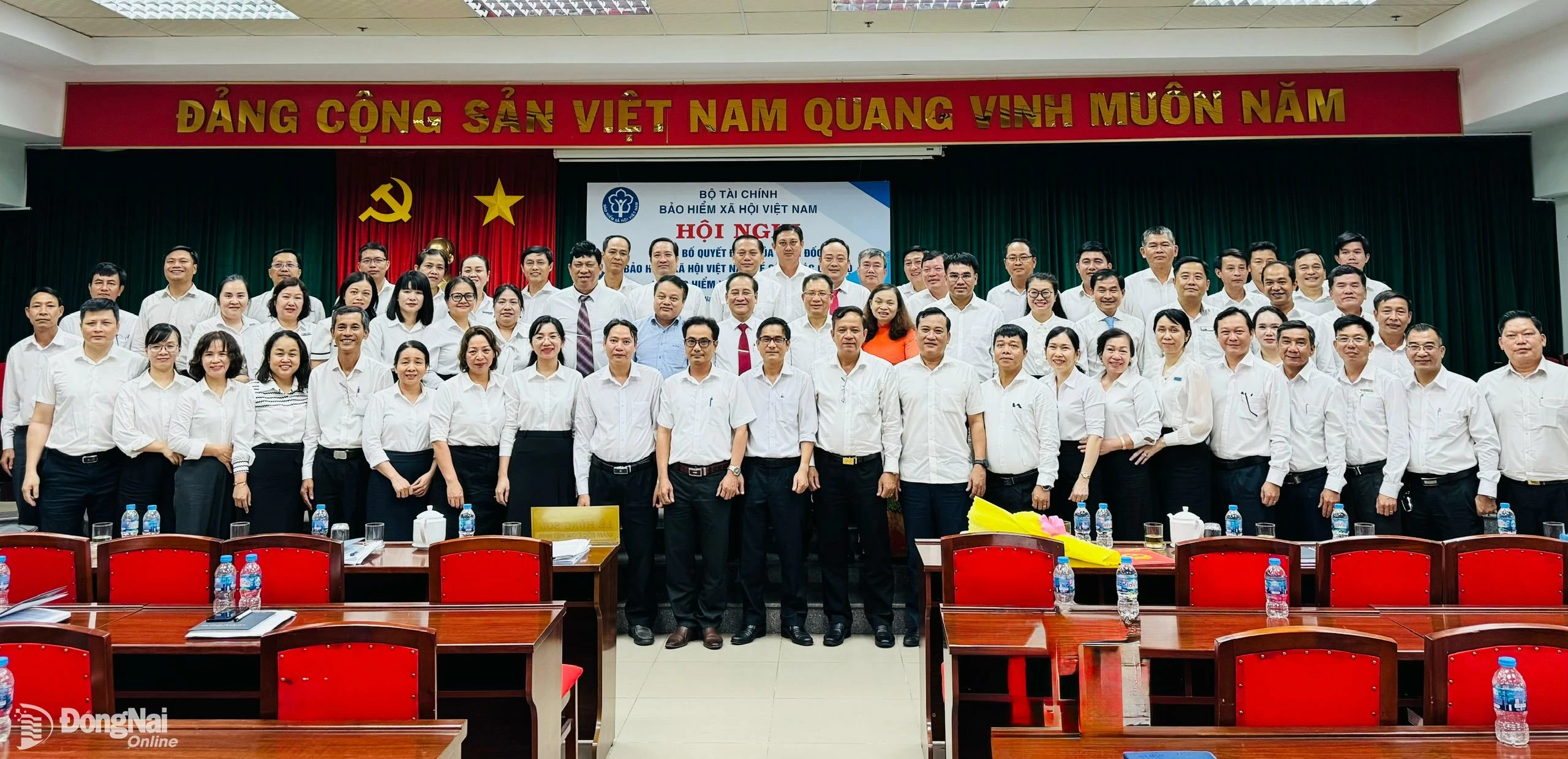 Tập thể cán bộ lãnh đạo, các phòng nghiệp vụ, các địa phương của BHXH khu vực XXVIII chụp hình lưu niệm cùng lãnh đạo BHXH Việt Nam tại buổi làm việc chiều 30-5. Ảnh: Hạnh Dung