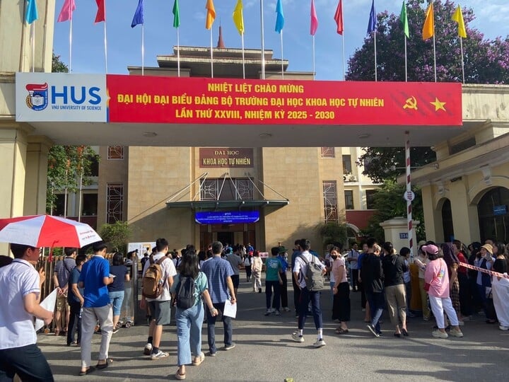 3,000 candidates take the 10th grade entrance exam for the High School for Gifted Students in Natural Sciences, Vietnam National University, Hanoi in 2025. (Photo: Kim Anh)