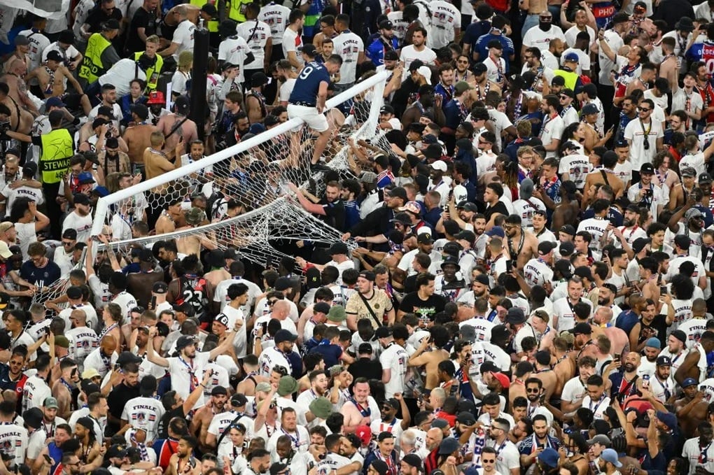 CĐV tràn xuống sân xé lưới, cắt cỏ ăn mừng PSG vô địch Champions League - 2