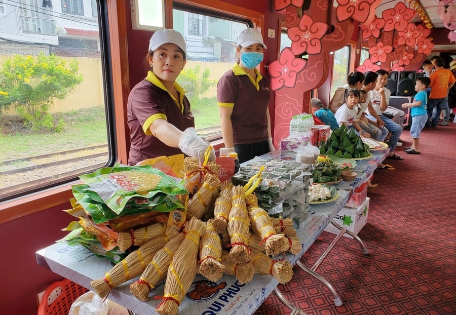 Các gian hàng ẩm thực phục vụ hành khách trên toa tàu