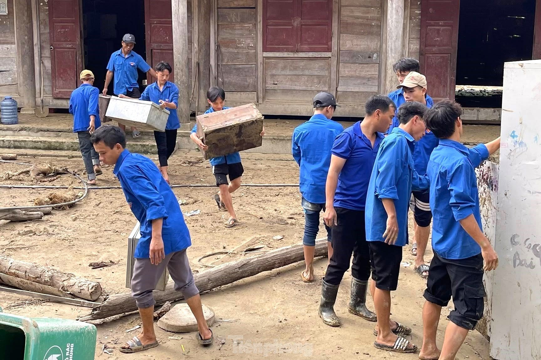 Les enseignants de « l'oasis » sont occupés à nettoyer l'école après l'inondation photo 11