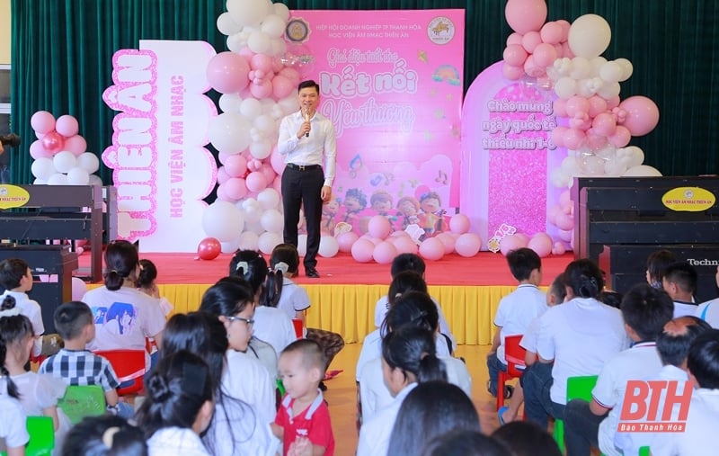 Trao quà cho các em nhỏ Làng trẻ em SOS Thanh Hóa 