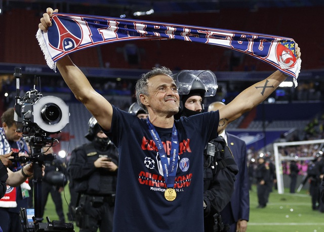 HLV Enrique rơi lệ trước tấm tifo hình ảnh con gái yêu, Tổng thống Macron cảm xúc dâng trào- Ảnh 2.