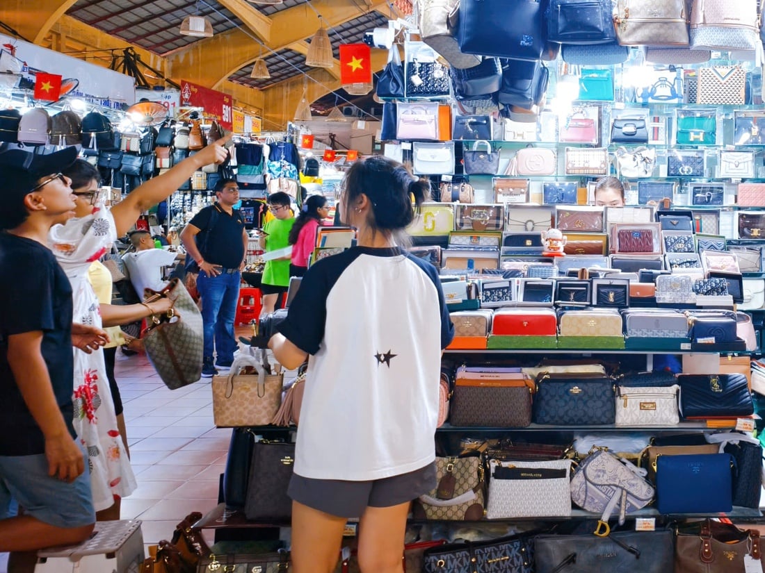 La place Saigon continue de « tenir bon », portes verrouillées après une importante inspection de produits contrefaits - Photo 6.