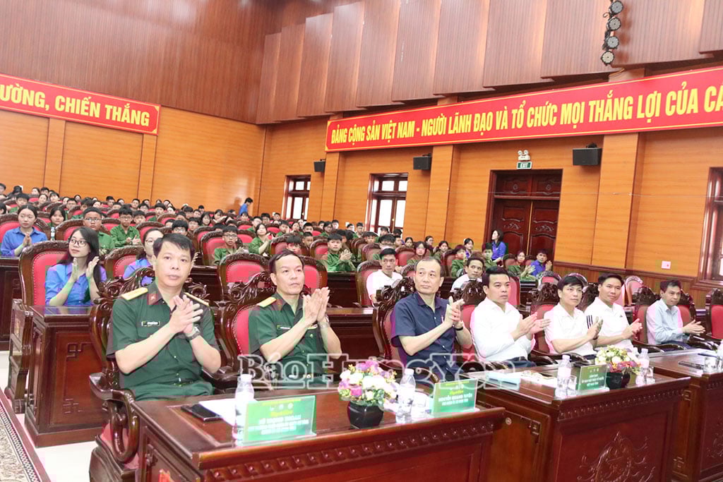 Các đại biểu dự lễ khai giảng và xuất quân lớp "Học kỳ trong quân đội" tỉnh Hưng Yên năm 2025
