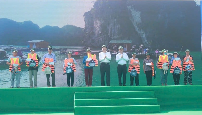 Đại diện Ban Tổ chức trao tặng nhiều phần quà cho ngư dân.