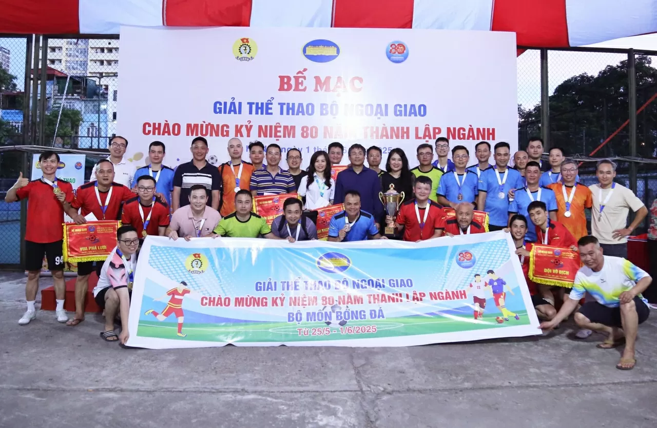 Giải nhất bộ môn bóng đá thuộc về đội bóng Học viện Ngoại giao. (Ảnh: Thành Long)