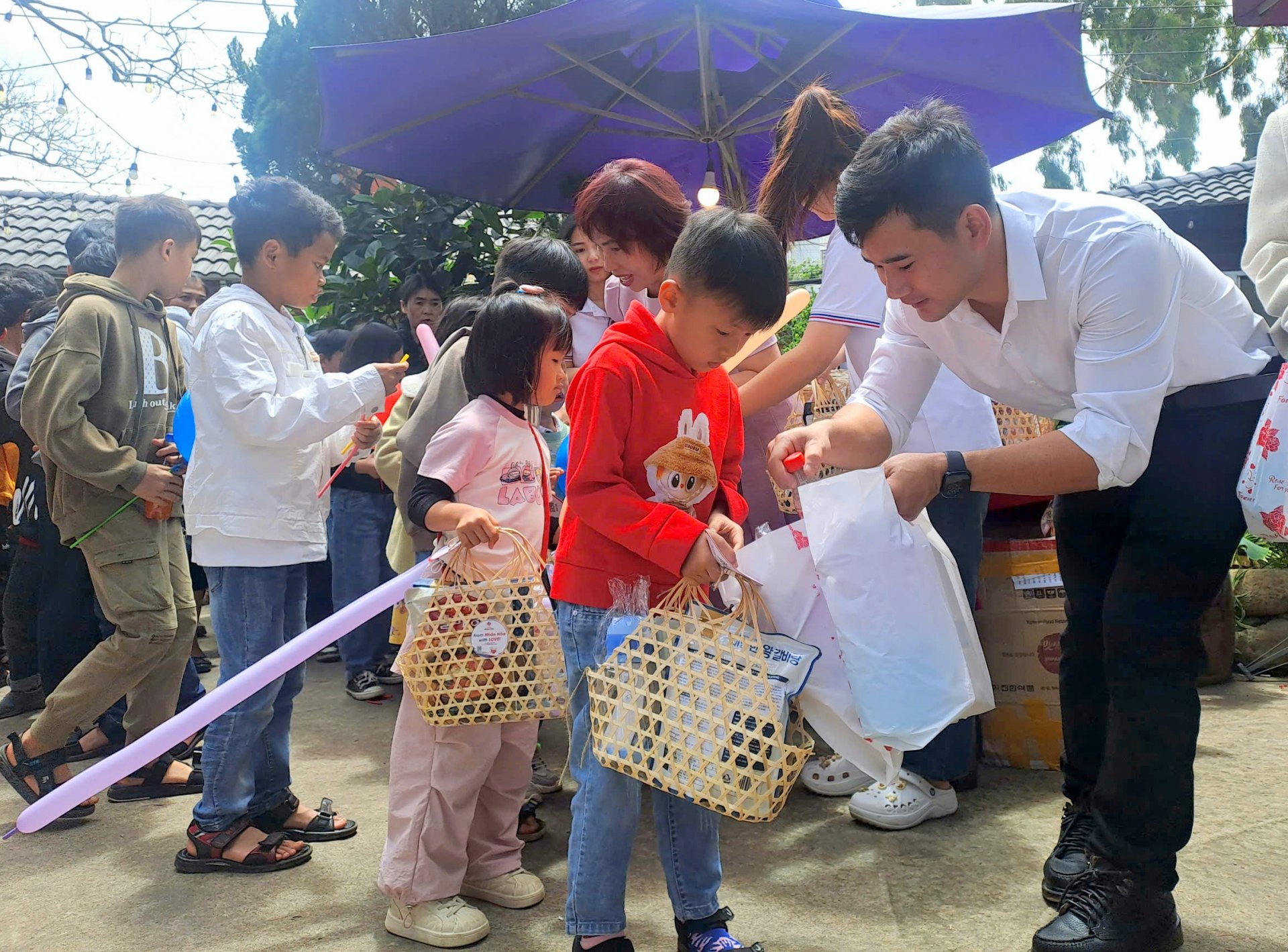 Trào tặng quà cho trẻ em có hoàn cảnh đặc biêt