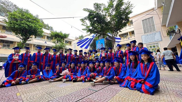 Học sinh tiểu học "lái máy bay" ước mơ trong lễ tri ân và trưởng thành - Ảnh 4.