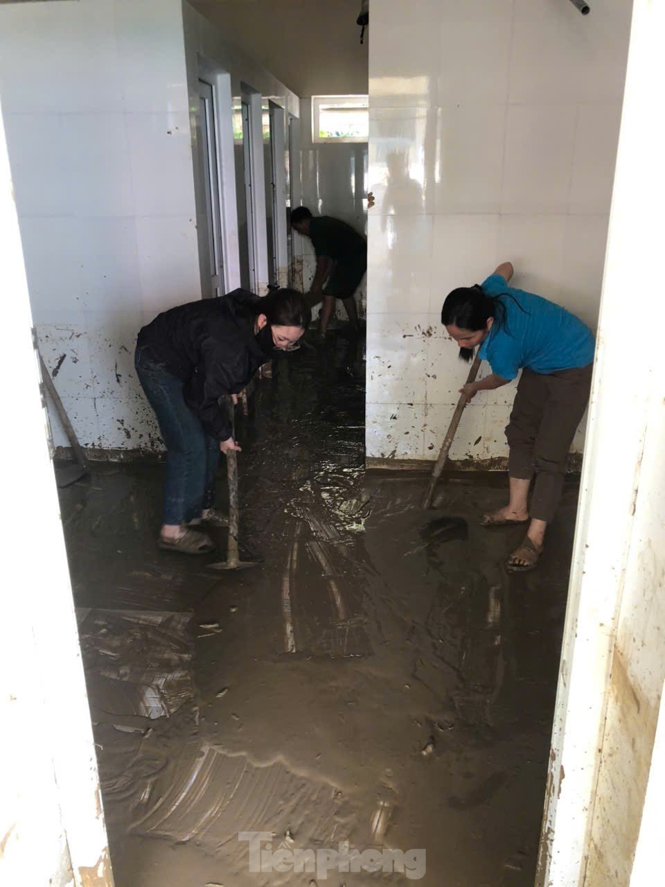 Les enseignants de « l'oasis » sont occupés à nettoyer l'école après l'inondation photo 7